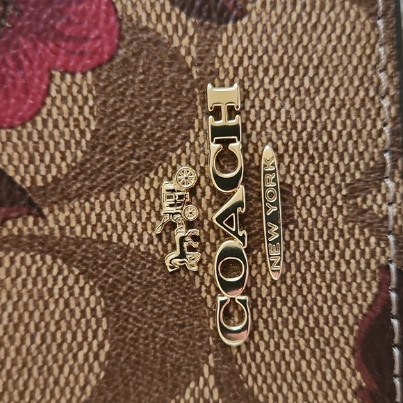 Beautiful NWT Coach Victorian Floral Hayden Berry Foldover Crossbody Clutch 🌺♥️ - Picture 4 of 17